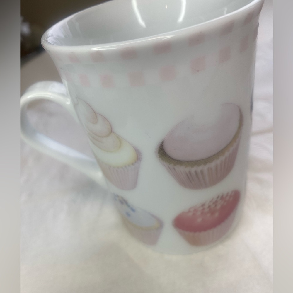 Creativetops Ceramic Cupcake mug in pink & white hues